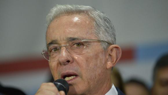 El ex presidente de Colombia y senador Álvaro Uribe habla tras ser citado al Palacio de Justicia para una audiencia ante la Corte Suprema el 8 de octubre de 2019. (Foto: Raúl ARBOLEDA / AFP).