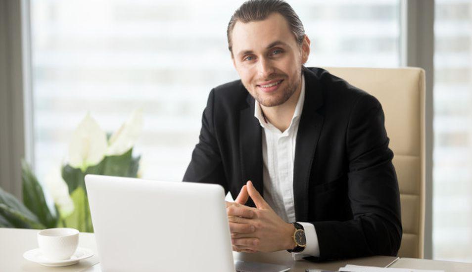 Chief Executive Officer, más conocido como CEO, es un término generalmente utilizado en las grandes multinacionales anglosajonas y que, durante los últimos años, se ha instaurado con fuerza en diversos países. (Foto:Freepik)