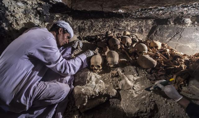 Foto 4 | La tumba del &quot;orfebre de Amón, Amenamhat&quot; encerraba una estatua que lo representaba sentado en una silla junto a su mujer. (Foto: AFP)