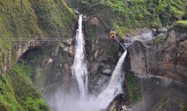 FOTO 4 | Ecuador: Baños de Agua Santa… O simplemente Baños

Ubicado en las faldas del volcán Tungurahua, este paradisiaco lugar goza de un cálido clima. El viaje desde Quito inicia recorriendo tres horas de ruta para encontrar una exuberante naturaleza, teniendo como destino final uno de los confortables hoteles de la zona, como el Luna Run Tun, un mágico lugar diseñado para vivir momentos románticos, acompañados de una vista inigualable en donde podrá apreciar la actividad volcánica del Tungurahua. Este hotel cuenta con cabañas de lujo, desde los $1930* pesos por pareja, incluyendo desayuno. Adicionalmente brinda 25 clases de tratamientos de SPA, 4 piscinas e hidromasaje con agua caliente volcánica.

Para complementar el viaje, no se debe dejar de visitar la Casa del árbol, construida  en su  totalidad con madera y ubicada estratégicamente justo en frente del flanco occidental del Coloso, sobre una pequeña colina,  Así mismo, vale la pena conocer El Pailón del Diablo con su majestuosa caída de agua, y la  famosa cascada el Manto de la novia .

Despegar, ofrece vuelos desde Lima a Quito para del 11 de febrero al 16 de febrero están desde $26.461* pesos por persona.