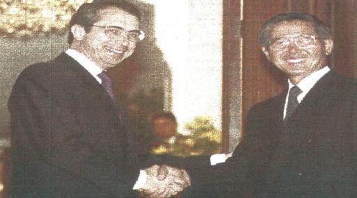 El presidente Alberto Fujimori saluda al nuevo mandatario de México, Ernesto Zedillo, en la residencia oficial de los Pinos, luego de la ceremonia de asunción del mando.