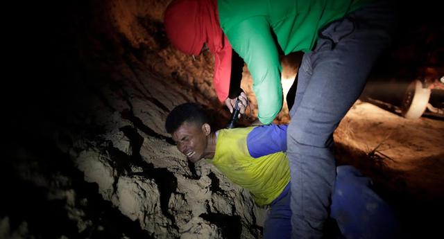 FOTO 8 | Un "guardián de la selva" detiene a un maderero. (Foto: Reuters)