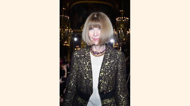 Además de sus collares, Anna Wintour nunca se despega de su peinado, que usa desde que tenía 14 años de edad. Es un corte corto, con volumen, flequillo, y un tono ceniza que varía hacia el más rubio o el más castaño.  (Foto: Getty)