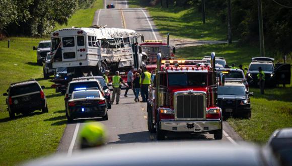 El autobús, que chocó de lado con una camioneta que venía por el carril contrario, se salió de la carretera, atravesó una valla y se volcó de costado en el área de Ocala. (Foto: EFE)
