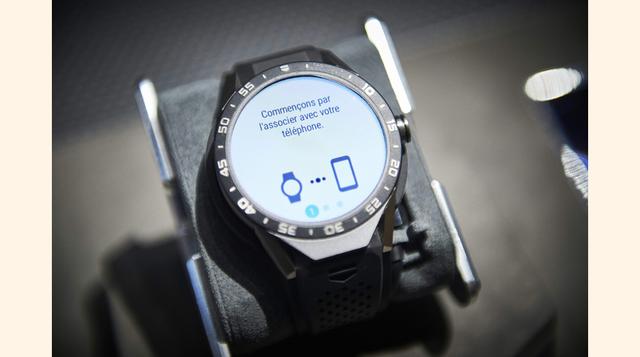 Un reloj conectado de TAG Heuer es exhibido en la mayor feria de la industria relojera en Basilea. Tag Heuer fue uno de los primeros relojeros suizos en lanzar un reloj conectado y ahora anunció que presentará un cronógrafo automático con tourbillon por u