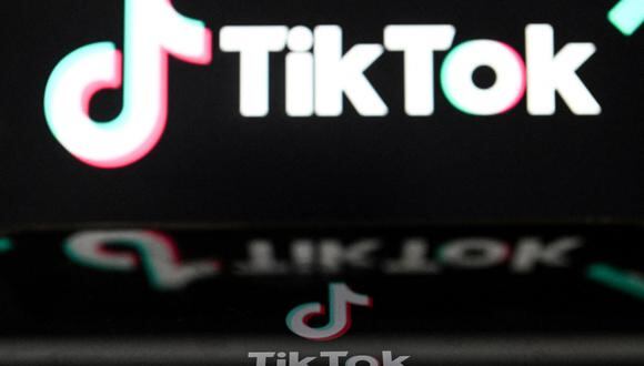 El logotipo del servicio chino de redes sociales TikTok en la pantalla de un teléfono inteligente. (Foto de Kirill KUDRYAVTSEV / AFP)