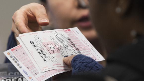 Muchas personas adquieren un boleto de Powerball con la esperanza de ganar una gran suma de dinero (Foto: AFP)
