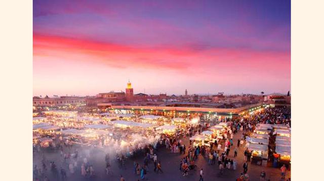 Djemaa El Fna, Marruecos. La plaza Djemaa el Fna, en Marrakech, es un asombroso festín para los sentidos. Durante el día, se llena de cientos de puestos de vendedores ambulantes, mientras que por la noche se transforma en un teatro al aire libre, con enca