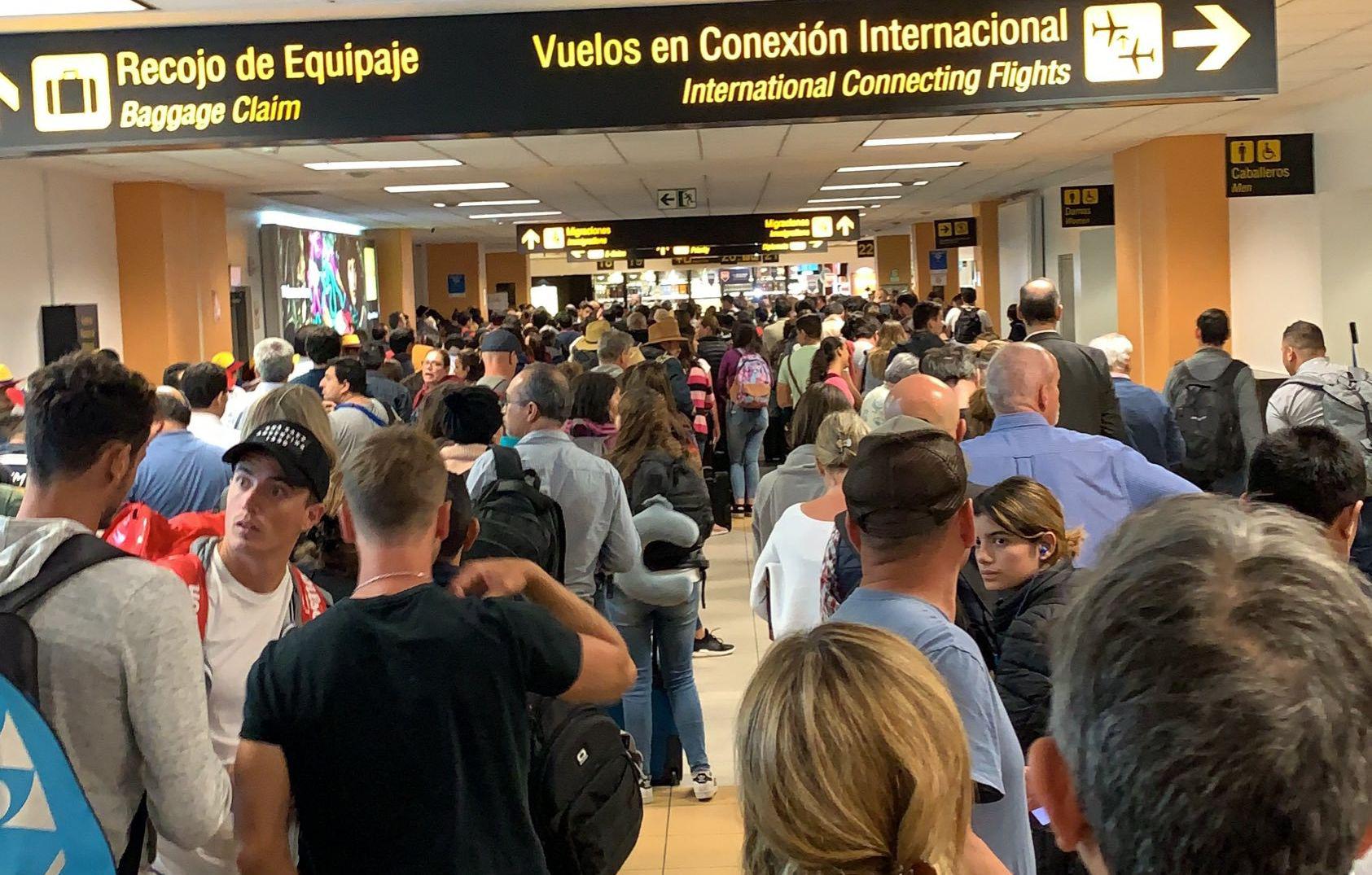 Largas colas en el Aeropuerto Internacional Jorge Chávez, anoche a las 11 p.m. (Foto: Twitter/@_claroqueyes)
