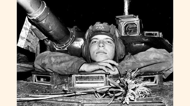 Un militar del Ejército soviético se asoma desde su tanque delante de la Casa Blanca Rusa durante el Golpe de Agosto, en la madrugada del 20 de agosto de 1991.(foto:Alexander Nemenov).