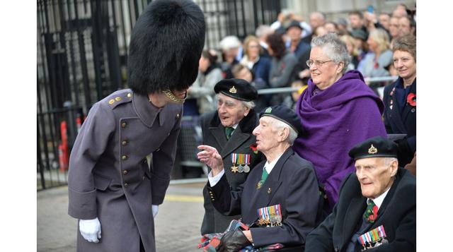 Los organizadores dijeron que este año el servicio duró un poco menos que en otros años para que los ancianos excombatientes no tuvieran que estar de pie tanto tiempo. (Foto: AP)