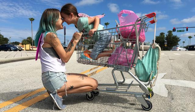 FOTO 6  | El Proyecto Florida, de Sean Baker. El film muestra la cara amarga de la sociedad estadounidense desde la visión de unos niños. Sean Baker enmascara la miseria y la pobreza en la que están sumidos muchos estadounidenses bajo la mirada inocente e ignorante de los niños, que solo piensan en pasarlo bien. (Foto: IMDB)