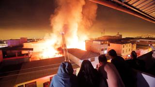 Incendio consume dos almacenes en Parque Industrial de Villa El Salvador