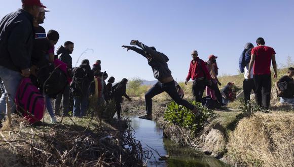 Los migrantes cruzan el Río Bravo en la frontera entre Estados Unidos y México en Ciudad Juárez, México, el miércoles 29 de marzo de 2023.