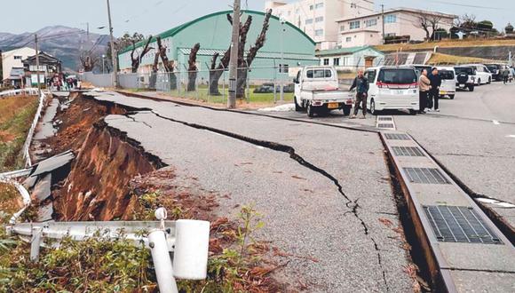 Según informes de bomberos e imágenes de la cadena pública NHK, la ciudad de Wajima, a unos 500 kilómetros de Tokio y situada muy cerca del epicentro del terremoto, es una de las más castigadas por el sismo, que causó el derrumbe de unos 25 edificios, muchos de ellos casas particulares. (Foto: Diario 24 Horas)