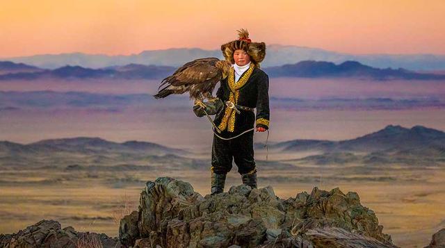 The Eagle Huntress. En Mongolia y durante 12 generaciones, en la familia Kazakh nunca hubo una cazadora de águilas, labor reservada para los hombres. Aisholpan, de solo 13 años de edad, intentará convertirse en la primera. (Foto: Sundance Institute)