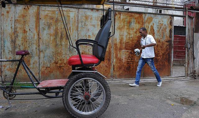 Aunque hay una red de seguridad social que "da cierta protección", señala el experto, la dualidad monetaria y su consecuente inflación; las reformas a medio cumplir y una inversión extranjera a cuentagotas exprimen el bolsillo.
