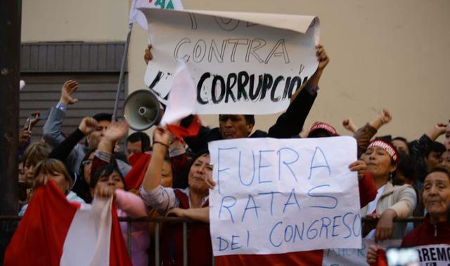 Peruanos se manifiestan tras cierre del Congreso
