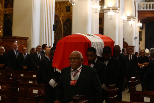 El cortejo fúnebre de Javier Pérez de Cuéllar llega a la iglesia San Pedro. (Foto: Hugo Curotto / GEC)