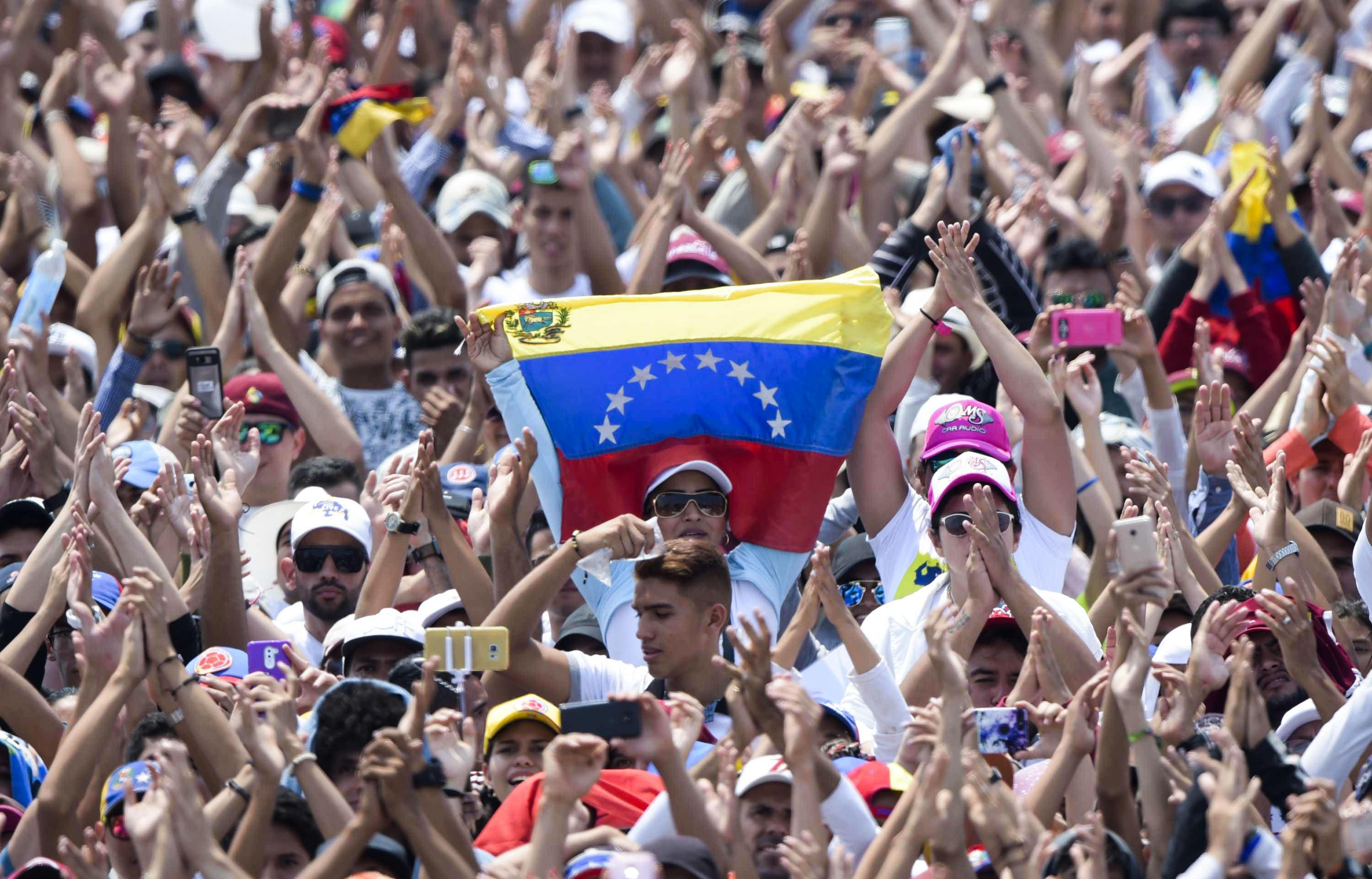 Venezuela Aid Live EN VIVO y EN DIRECTO: La gente espera el inicio del concierto organizado por el multimillonario británico Richard Branson para recaudar fondos para el esfuerzo de ayuda de Venezuela en Cúcuta, Colombia,