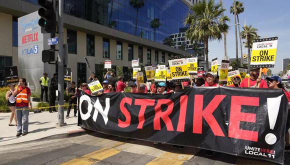 ARCHIVO - Trabajadores en huelga del sector hotelero del sindicato Unite Here Local 11 se suman al paro de actores de SAG-AFTRA y guionistas del sindicato WGA, afuera de los estudios de Netflix. (Foto: AP)