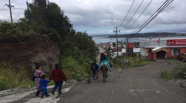 En Quellón, una vez descartada la amenaza de tsunami, comenzó el descenso de la población desde las zonas altas de la localidad.  Foto: @NinonMunoz en Twitter