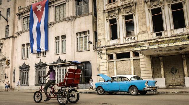 Cuba. Muchas teorías aparecen en torno al origen y significado del nombre de esta isla del Caribe. Algunas sostienen que proviene de la palabra Ciba que entre los aborígenes taínos que habitaban estas tierras significa "piedra, montaña, cueva". 