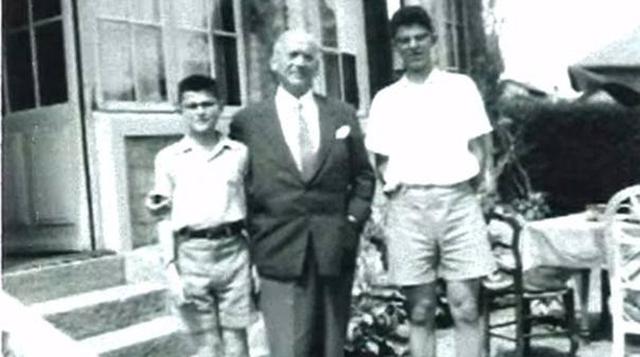 El doctor Maxime Kuczynski, padre del presidente de la República, es un precursor de la medicina peruana, pues a él se le atribuye gran parte del trabajo para desterrar la lepra del Perú. Aquí los dos hermanos Kuczynski junto a su padre. (Foto: ppk.pe)