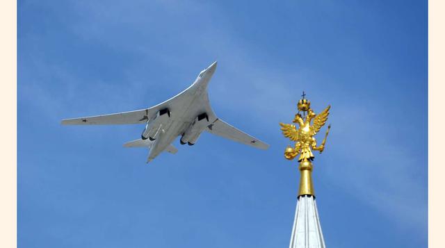 Túpolev TU-160. Al que se ha apodado 'Cisne Blanco', es el mayor bombardero en funcionamiento del mundo. También tiene la reputación de ser el avión de combate más pesado. Este bombardero cuenta con cuatro motores Kuznetsov NK-32 con turboventil