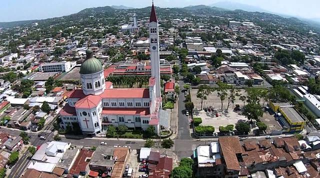El Salvador. El país toma el nombre de El Salvador por una fortaleza española que estaba situada en donde hoy se ubica la capital, San Salvador, según el diccionario Oxford. Si bien la fecha no está registrada, la primera evidencia de su nombre se encuent