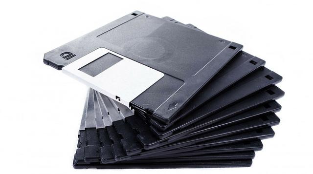 Ideados para responder a la demanda de un soporte más portátil, fueron muy utilizados para distribuir juegos de PC. Fueron lanzados en 1980 y descatalogados en el 2000.