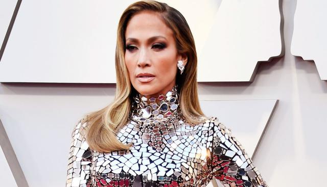 Versace lanzó unas zapatillas en honor a un icónico vestido de Jennifer Lopez. (Foto: AFP)