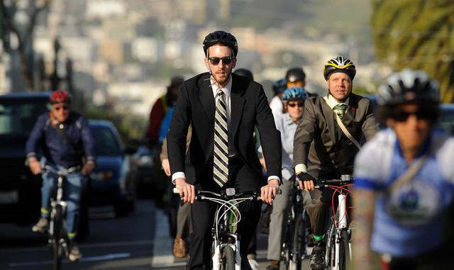 FOTO 3 | El invierno: ya estamos próximos al inicio de la primavera, pero el frío de Lima aún es intenso, sobre todo en las mañanas, por lo que es importante llevar una chompa o casaca con la que puedas abrigarte.