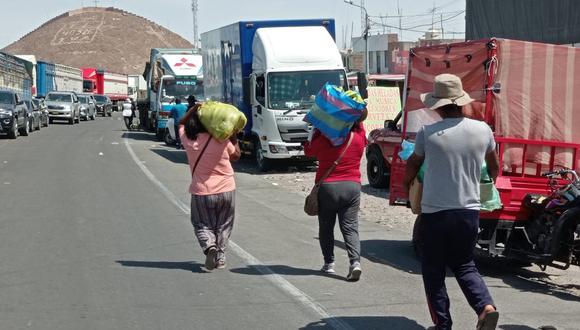 Pobladores cargaron la fruta en hombros hasta encontrar sus unidades a causa del paro de transportistas| Foto: Yorch Huamaní