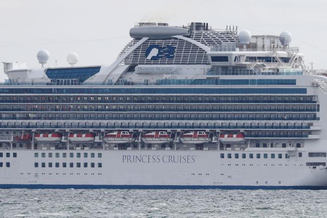 Las cubiertas superiores del crucero Diamond Princess con más de 3.000 personas se ven vacías, ya que el barco se encuentra anclado en cuarentena frente al puerto de Yokohama. (AFP)
