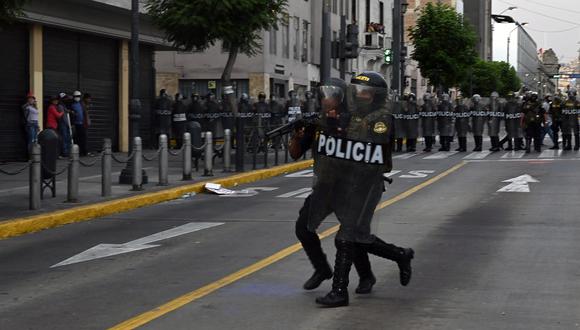 Policía en una protesta en Lima. (Foto: Ernesto Benavides / AFP)