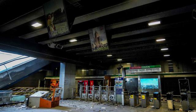 En 118 de las 136 estaciones que recorren 26 comunas a lo largo de 140 kilómetros de la capital chilena, hay marcas de odio. (Foto: AFP)