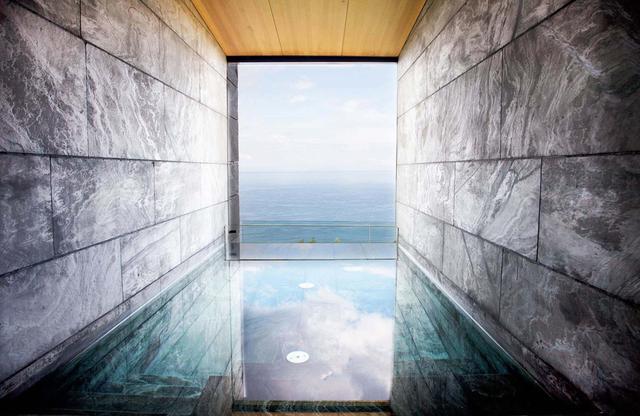 FOTO 32 | Akelarre, San Sebastián
Al chef Pedro Subijana y al equipo de arquitectos de Mecanismo les une su obsesión por la investigación de los materiales y la innovación de nuevos conceptos. El resultado es un hotel con cinco cubos de piedra que miran al Cantábrico desde el Monte Igueldo. Gastronomía y desconexión.