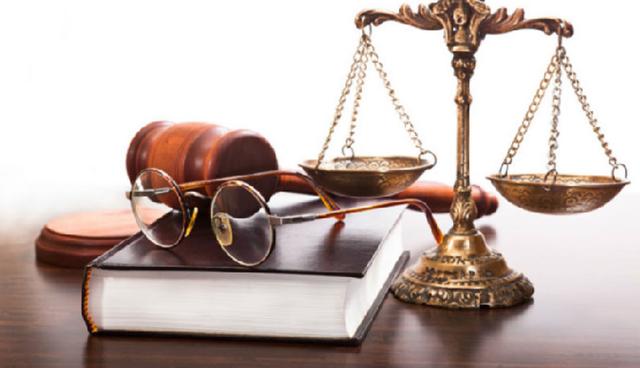 FOTO 9 | 9. Conocer los requisitos legales para iniciar una pequeña empresa


Comenzar un negocio es emocionante. Las leyes no lo son. Sin embargo, debes comprender las reglas que acompañan la apertura de un negocio. Si no cumple con las regulaciones del gobierno, podrías enfrentarte a fuertes sanciones.

Desde formar una estructura legal hasta configurar un sistema contable, debes cumplir con las leyes. Necesitas registrar el negocio con tu estado. También debes hacerte cargo de las obligaciones fiscales específicas de la empresa. Y a medida que contratas trabajadores, debes seguir las leyes de los empleadores de personas. (Foto: Difusión)