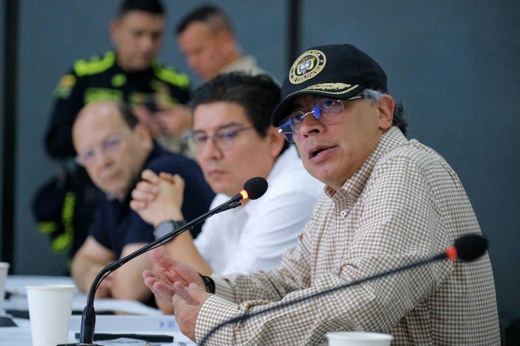 Esta imagen, difundida por la oficina de prensa de la Presidencia de Colombia, muestra al presidente de Colombia, Gustavo Petro (der.), hablando durante una reunión de gabinete sobre la tormenta invernal en Montería, departamento de Córdoba, Colombia, el 10 de febrero de 2026. (Foto: Handout / Presidencia de Colombia / AFP)