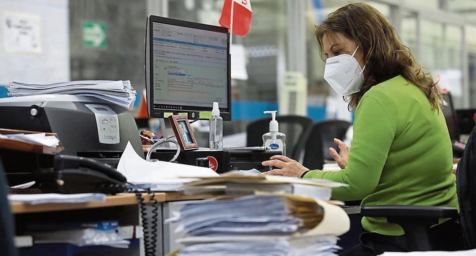 ¿Trabajar 20 años basta para ser trabajador?