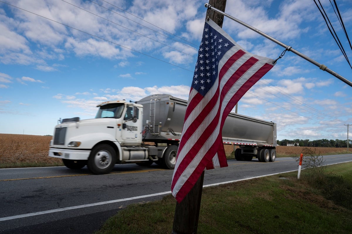 Un agricultor de soja conduce su camión por un camino rural cerca de la granja de su familia en Cordova, Maryland, el 10 de octubre de 2025. (ROBERTO SCHMIDT / AFP)