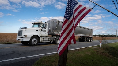 Un agricultor de soja conduce su camión por un camino rural cerca de la granja de su familia en Cordova, Maryland, el 10 de octubre de 2025. (ROBERTO SCHMIDT / AFP)