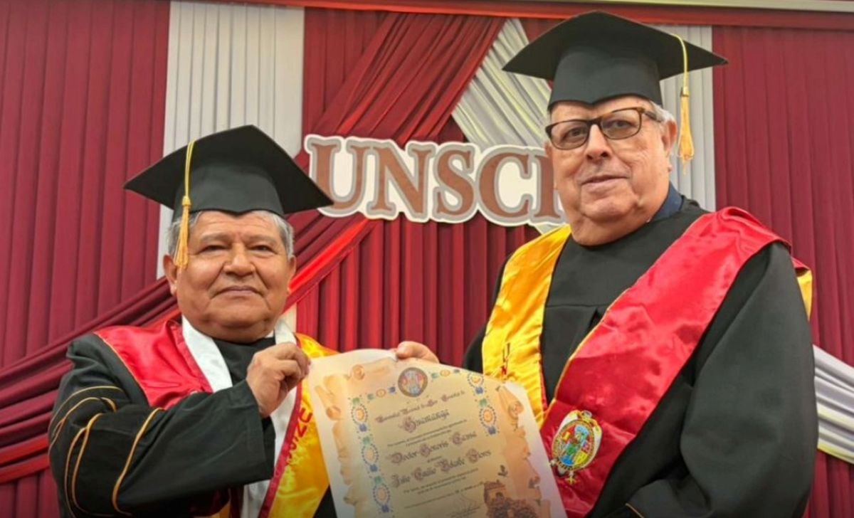 Julio Velarde recibió el grado de doctor honoris causa otorgado por la Universidad Nacional San Cristóbal de Huamanga, que destacó su aporte a la estabilidad económica y monetaria del país. Foto: BCRP.