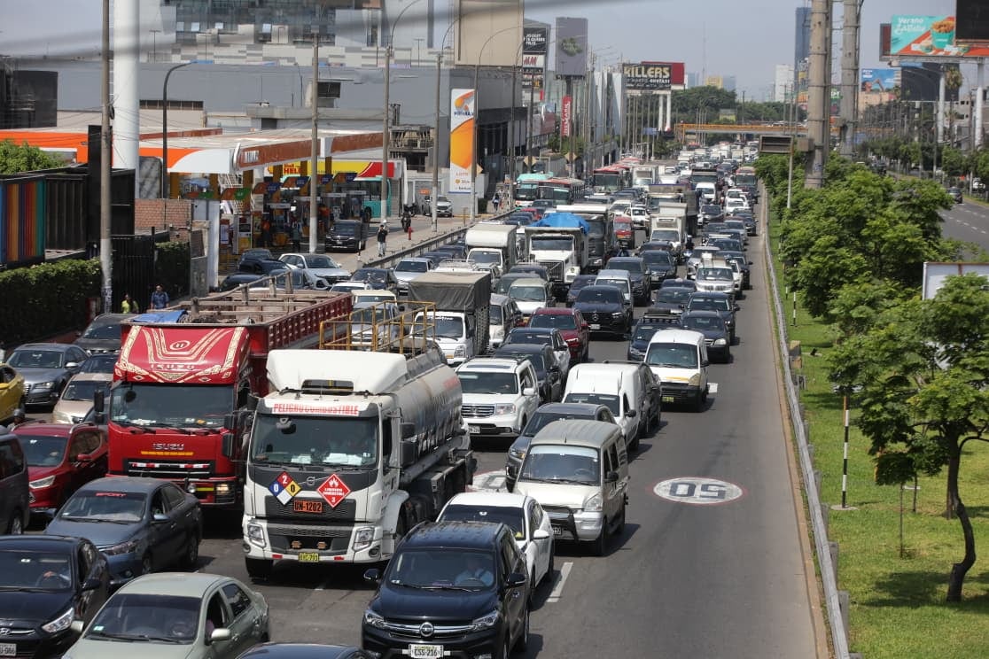 Largas colas en la avenida Javier Prado con el arranque de obras en viaducto. Foto: difusión
