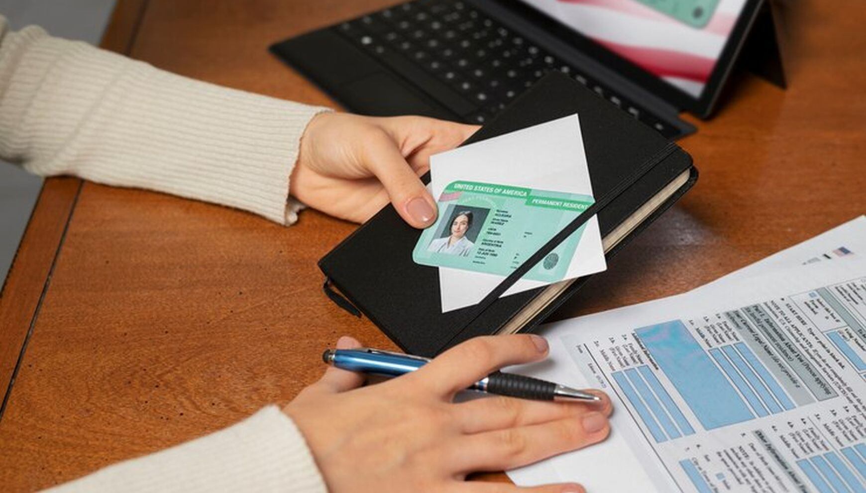 El USCIS eliminó un requisito para los solicitantes a la residencia permanente (Foto: Freepik)