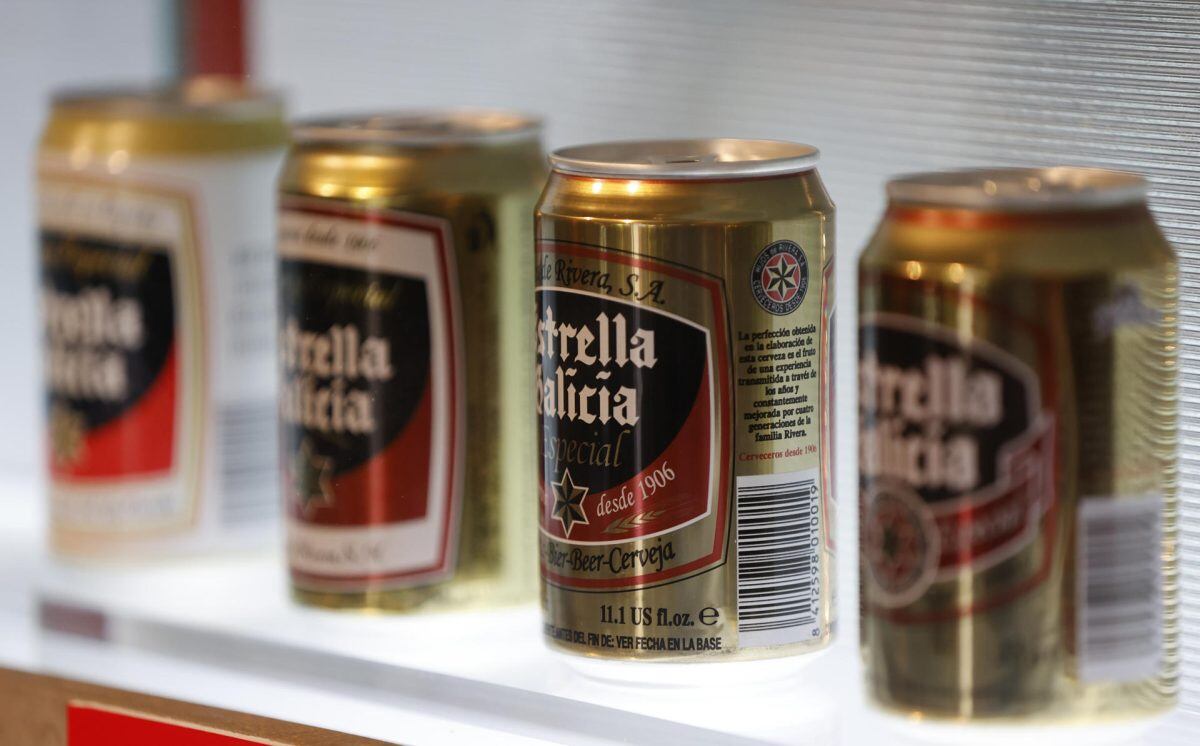Esta cervecera está registrando a nivel internacional un crecimiento más rápido que en España, donde es la marca más vendida y donde cada vez hay más competencia y es más difícil crecer. Latas de la cerveza Estrella Galicia. (Foto: EFE)