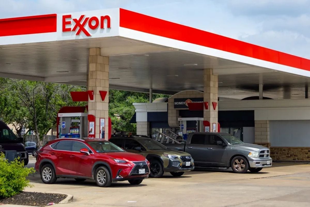 El precio promedio de la gasolina en Estados Unidos descendió a US$ 3.99 por galón, su nivel más bajo desde finales de marzo. Foto: EFE.