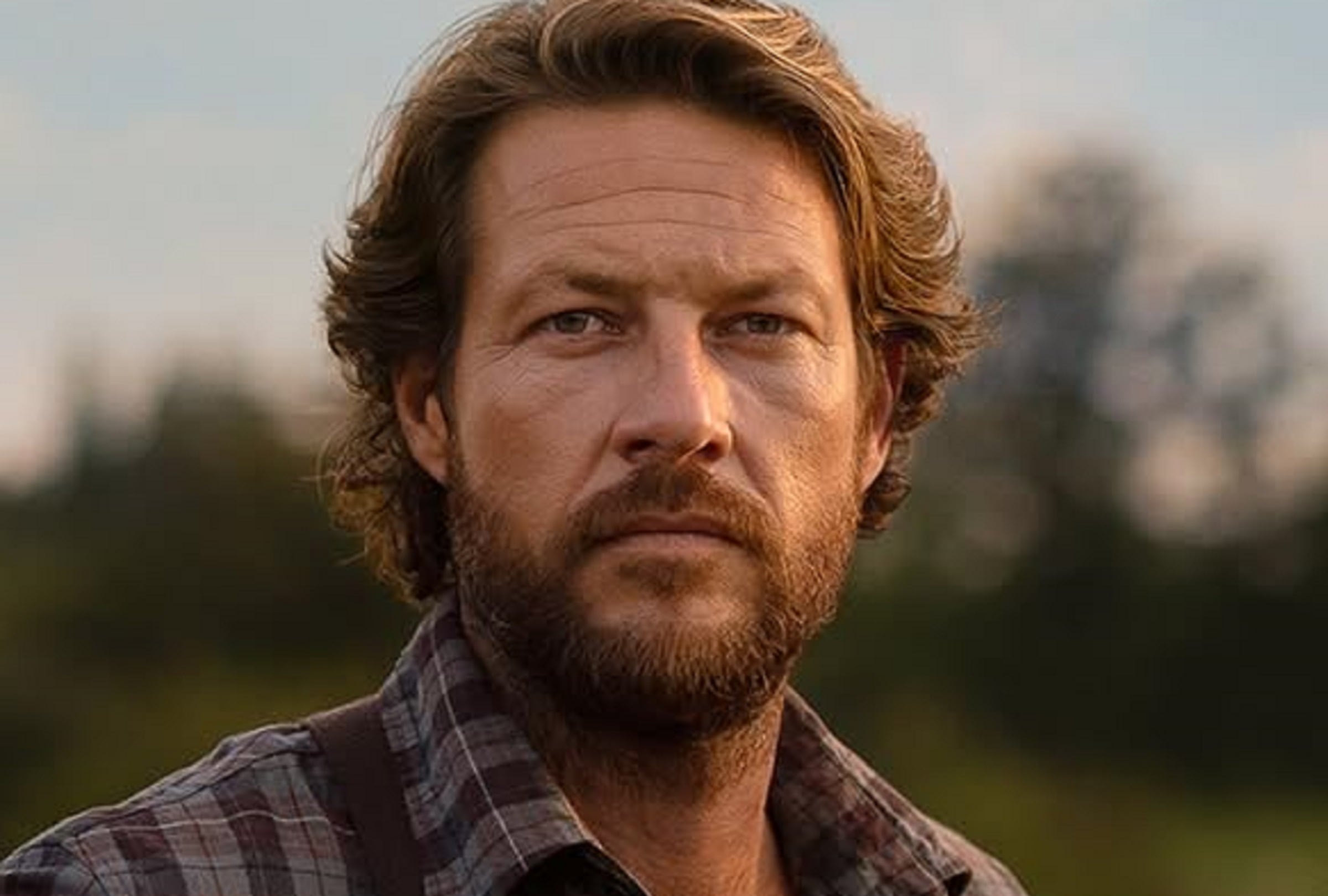 Luke Bracey es parte del elenco principal de esta serie que ofrece un enfoque más apegado a los textos originales, mostrando una perspectiva más fiel (Foto: Netflix)