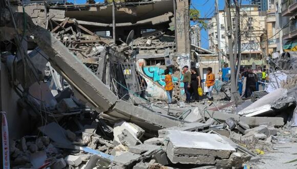 Un edificio que se derrumbó tras la caída de un cohete en el sur de Tel Aviv, el 8 de octubre de 2023. (Crédito: YAHEL GAZIT/Middle East Images/AFP vía Getty Images)